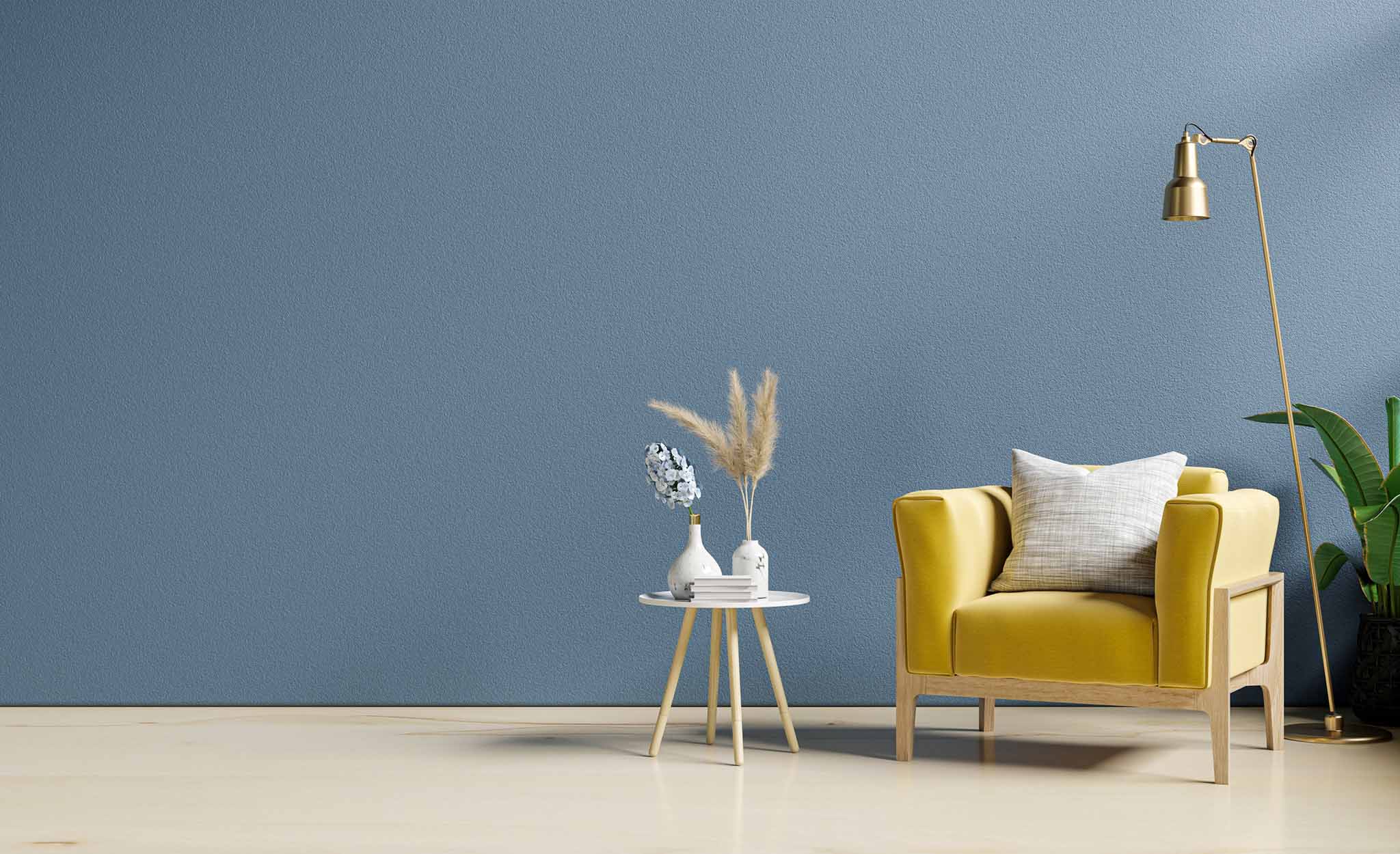 Séjours moderne avec fauteuil jaune et mur bleu en crépi rénové par une entreprise de peinture et plâtrerie