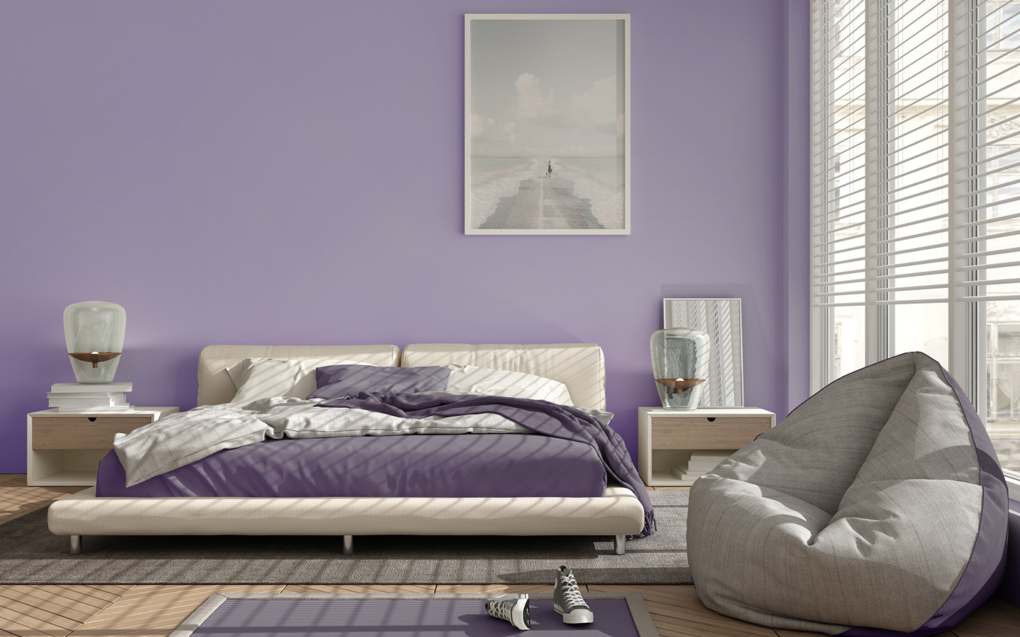 Chambre à coucher  avec mobilier design et des murs recouvert d'une peinture de couleur violette