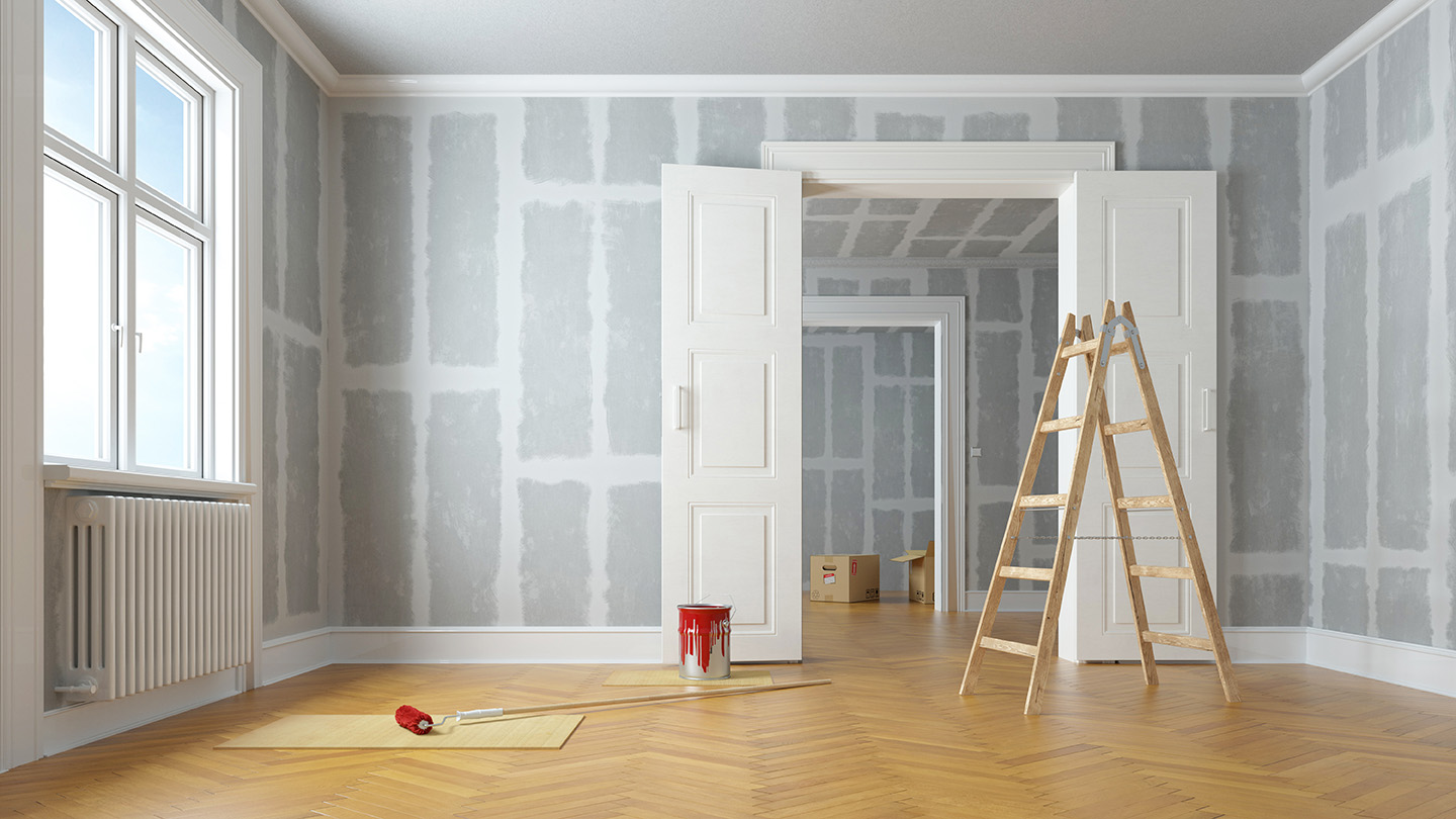 Chantier d'une rénovation d'un appartement. Etape de la plâtrerie avec mise en état des murs avant la peinture.